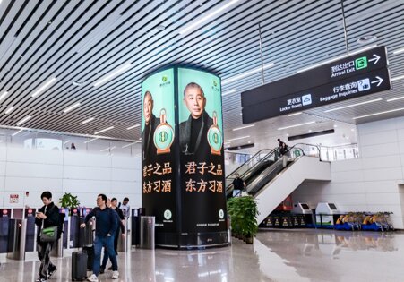 第一戶外傳媒-廣州白云機(jī)場(chǎng)-T2國(guó)內(nèi)到達(dá)行李廳入口巨型包柱燈箱