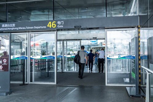 第一戶外傳媒-廣州白云機(jī)場(chǎng)-T2玻璃防撞條廣告