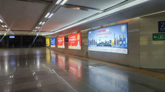 泉州站出站通道兩側(cè)墻面燈箱廣告