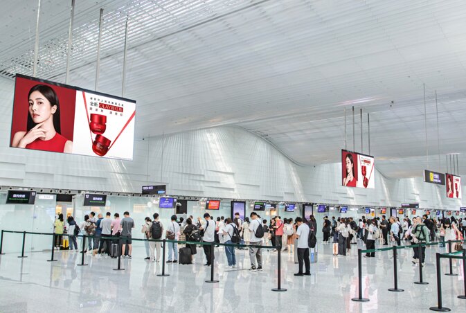 第一戶外傳媒廣州白云機(jī)場(chǎng)LED屏安檢區(qū)廣告