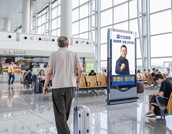 第一戶外傳媒廣州白云機(jī)場(chǎng)刷屏機(jī)廣告