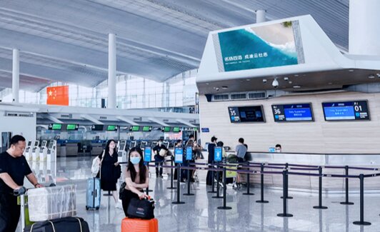 第一戶外傳媒-廣州白云機(jī)場(chǎng)-T2國(guó)際值機(jī)島島頭燈箱