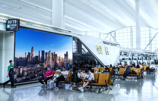 第一戶外傳媒-廣州白云機(jī)場(chǎng)-T2國(guó)際值機(jī)島島尾燈箱