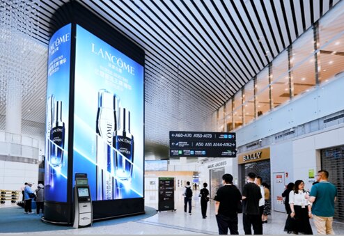 第一戶外傳媒-廣州白云機(jī)場(chǎng)-T2國(guó)際出發(fā)免稅區(qū)中央廣場(chǎng)巨型包柱燈箱