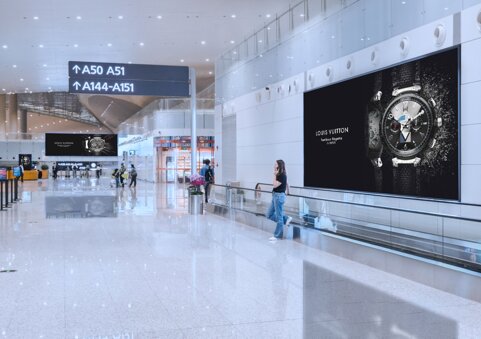 第一戶外傳媒-廣州白云機(jī)場(chǎng)-T2國(guó)際出發(fā)地面燈箱
