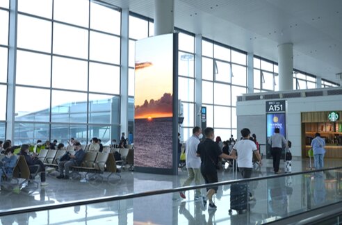 第一戶外傳媒-廣州白云機(jī)場(chǎng)-T2國(guó)際出發(fā)圖騰燈箱