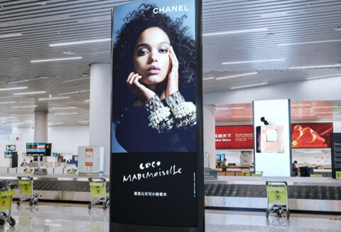 第一戶外傳媒-廣州白云機(jī)場(chǎng)-T2國(guó)際行李廳巨型圖騰燈箱
