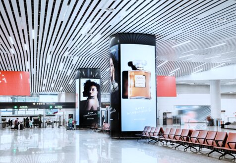 第一戶外傳媒-廣州白云機(jī)場(chǎng)-T2國(guó)際行李提取區(qū)中央巨型包柱燈箱