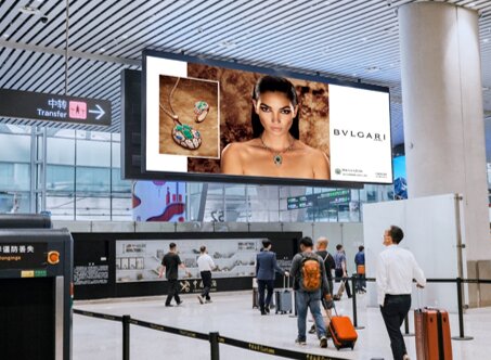 第一戶外傳媒-廣州白云機(jī)場(chǎng)-T2國(guó)際行李廳出口及迎客廳燈箱
