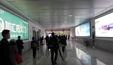 第一戶外傳媒-武義北站-進(jìn)出站通道墻面燈箱