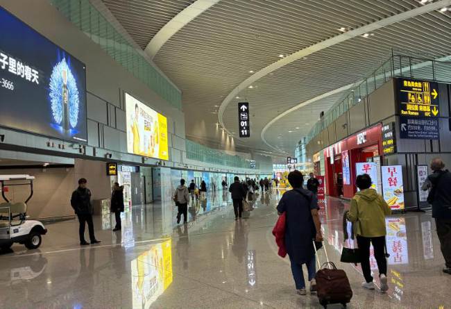 青島膠東機(jī)場指廊上空超長燈箱廣告的規(guī)?；故静呗? width=