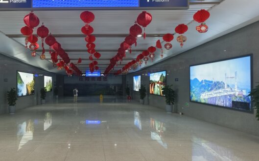 第一戶(hù)外傳媒-松陽(yáng)站-進(jìn)出站通道墻面燈箱