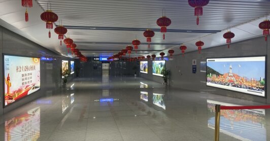 第一戶(hù)外傳媒-遂昌站-出站通道墻面燈箱