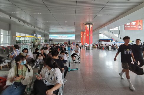 第一戶外傳媒-淮北站-一層候車廳墻面燈箱 