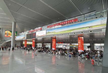 第一戶外傳媒-淮北站-進(jìn)站廳信息屏兩側(cè)燈箱 