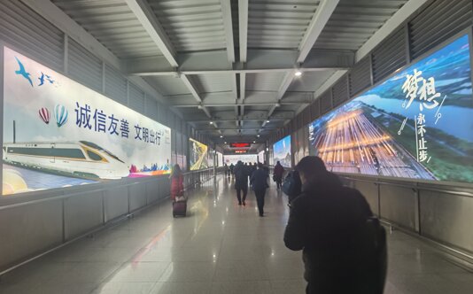 第一戶外傳媒-淮北站-進(jìn)站天橋燈箱