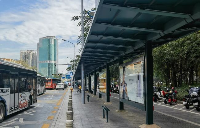 深圳公交候車亭廣告
