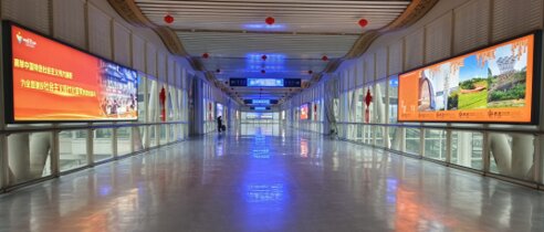 第一戶(hù)外傳媒-龍游站-進(jìn)站廊橋燈箱 