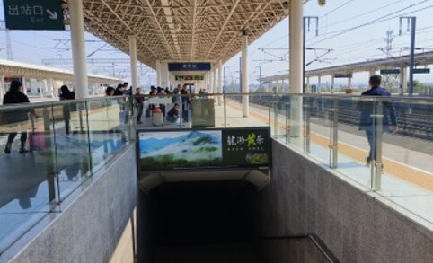 第一戶(hù)外傳媒-龍游站-站臺(tái)楣頭燈箱