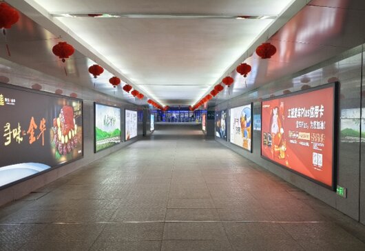 第一戶(hù)外傳媒-龍游站-出站通道墻面燈箱 