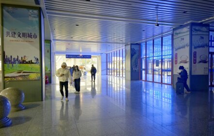 第一戶(hù)外傳媒-龍游站-外場(chǎng)大廳包柱燈箱 