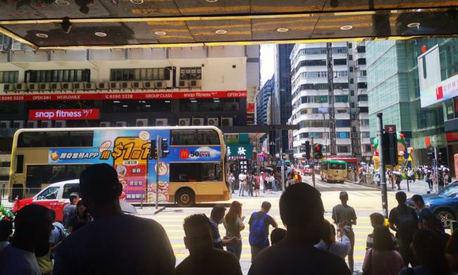 移動(dòng)地標(biāo)效應(yīng)香港雙層巴士車身廣告深耕香港本地消費(fèi)市場