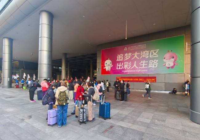 立足深港通關(guān)必經(jīng)廣場的戶外墻面大牌廣告分析