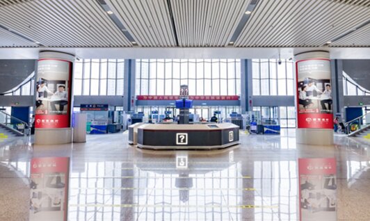 第一戶外傳媒-蒼南站-候車(chē)廳一樓包柱燈箱 