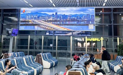 第一戶外傳媒-舟山普陀山機(jī)場(chǎng)-國(guó)內(nèi)出發(fā)候機(jī)大廳雙面吊旗燈箱 