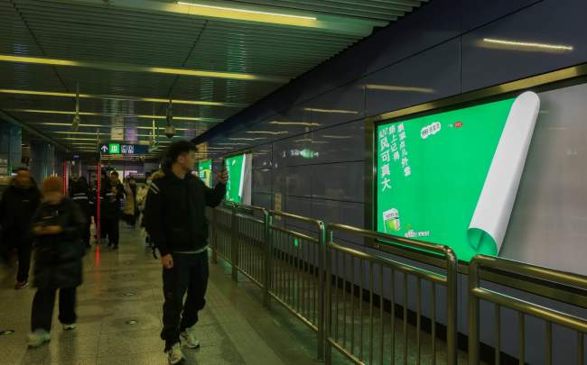 北京地鐵高客流走廊燈箱廣告的規(guī)?；采w效能