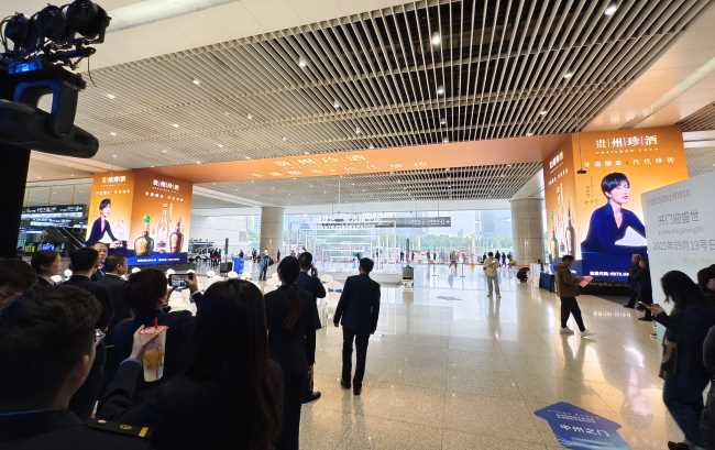 中原高鐵樞紐鄭州東站到達(dá)出口天幕包柱大屏的視覺奇觀效應(yīng)