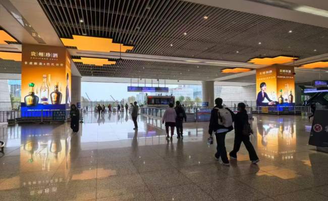 鄭州東站一層到達(dá)大廳東西出站口包柱廣告