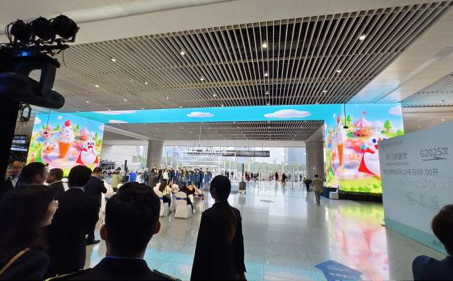 鄭州東站一層到達(dá)大廳東西出站口天幕&包柱LED大屏廣告 