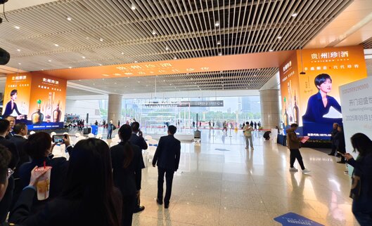 第一戶外傳媒-鄭州東站-一層到達大廳東西出站口裸眼3D屏