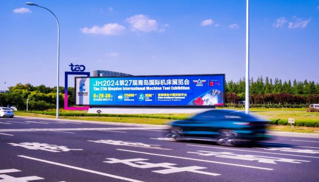 巨型燈箱在膠東機(jī)場進(jìn)出港公路的廣告投放指南