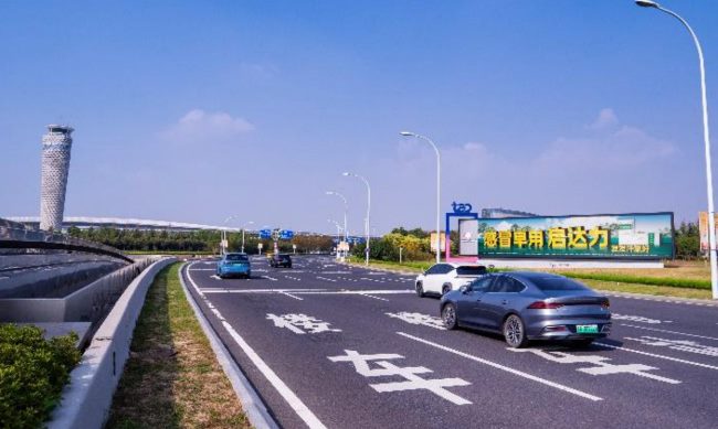 青島膠東機(jī)場(chǎng)戶外公路進(jìn)出航站樓路側(cè)燈箱廣告 