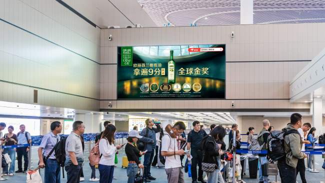 青島膠東國(guó)際機(jī)場(chǎng)-國(guó)內(nèi)安檢挑空區(qū)高空燈箱廣告