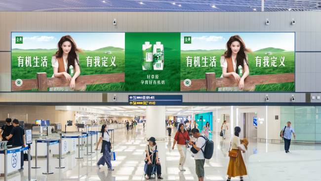 青島膠東國(guó)際機(jī)場(chǎng)-國(guó)內(nèi)安檢后高空燈箱廣告