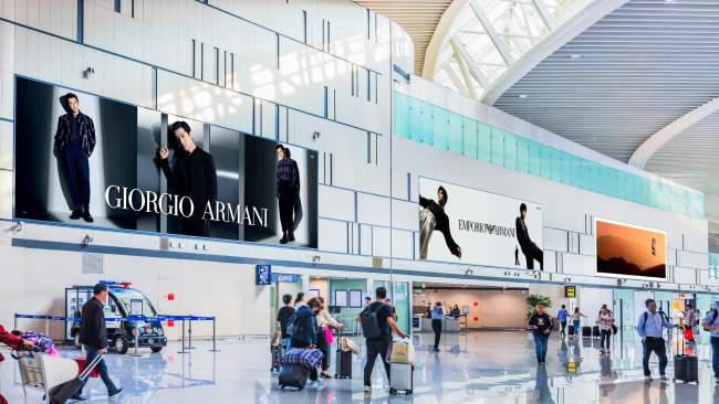 青島膠東機場國內出發(fā)指廊商業(yè)區(qū)高空燈箱