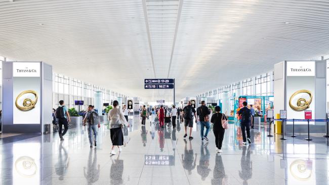 青島膠東機場國內出發(fā)指廊雙面風塔燈箱