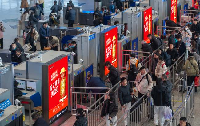 第一戶外傳媒-南京南站進(jìn)站安檢口LED屏