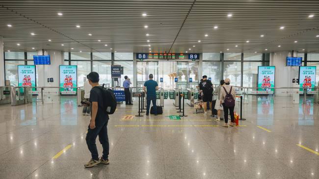 第一戶外傳媒-南京南站候車(chē)大廳LED屏廣告