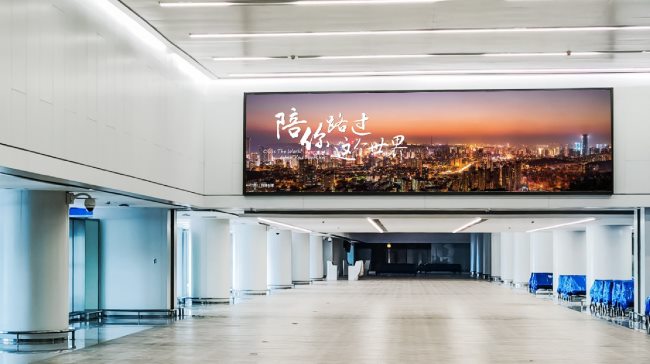 第一戶外傳媒-青島膠東機場一層可轉(zhuǎn)換機位高空燈箱