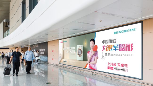 第一戶外傳媒-青島膠東機場國內(nèi)到達通廊燈箱