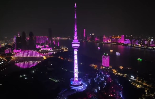 第一戶外傳媒-武漢龜山電視塔廣告