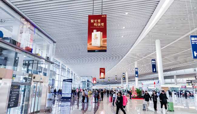 第一戶外傳媒-青島膠東機場值機大廳吊掛式LED屏