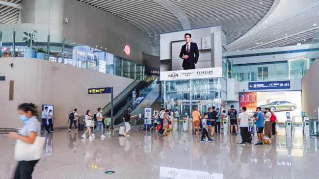 第一戶外傳媒-青島膠東機場值機大廳直梯LED屏