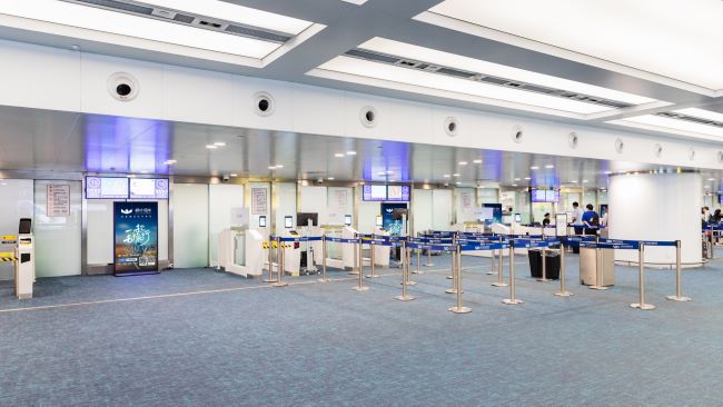 第一戶外傳媒-青島膠東機場國內(nèi)國際出發(fā)安檢口刷屏機