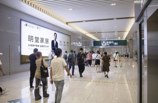 第一戶外傳媒-橫店站出站通道閘機口墻面燈箱廣告