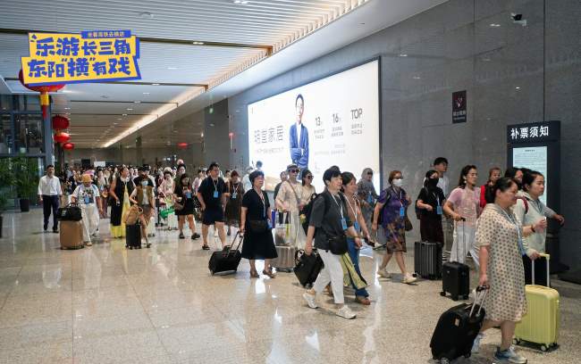 第一戶外傳媒-橫店站出站通道廣告